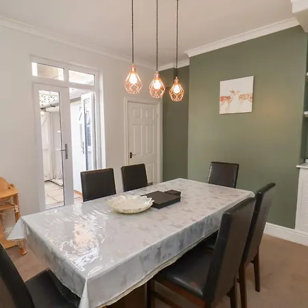 35 Moorland Road