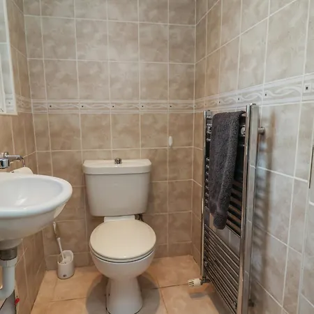35 Moorland Road *